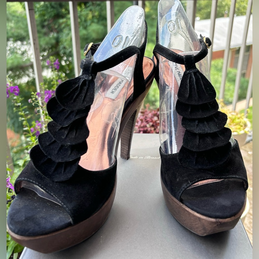 Steve Madden Suede Ruffled
T-Strap Stiletto
Size 10M
Black